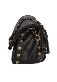 Borsa a mano in pelle nera con finitura testurizzata, borchie in tonalità oro e tracolla a catena, di forma compatta e con parte superiore piegata.