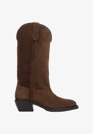 Brązowy zamszowy bot na kowbojskim stylu z wysoką cholewką, bocznymi frędzlami i blokowym obcasem. Gładka tekstura i zaokrąglony kształt palców.