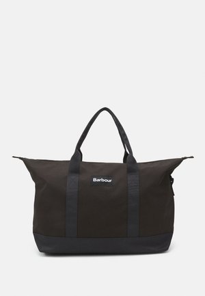 Grand sac de week-end Barbour noir avec deux poignées, base rectangulaire et fermeture éclair sur le dessus sur un fond clair uni.