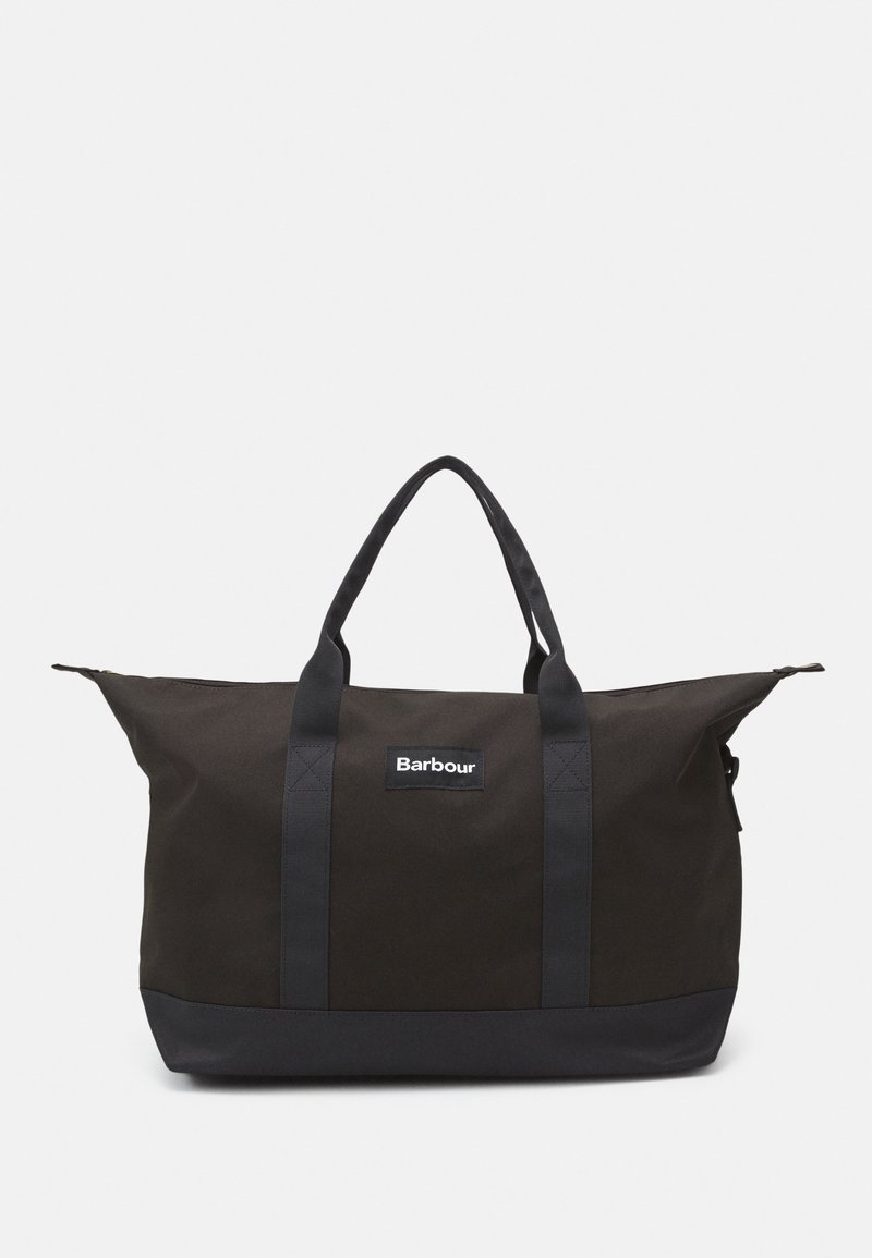 Grand sac de week-end Barbour noir avec deux poignées, base rectangulaire et fermeture éclair sur le dessus sur un fond clair uni.