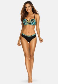 Komplet bikini z wielokolorowym wzorem liści na górze i gładkim czarnym dole, charakteryzujący się miękką teksturą i regulowanymi ramiączkami.