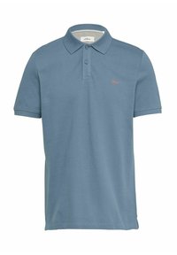 Hellblaues Poloshirt aus Baumwolle mit strukturiertem Finish, klassischem Kragen, zwei Knöpfen und einem kleinen roten Logo auf der Brust.