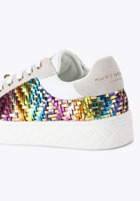 Sneaker bianco con accenti intrecciati multicolori in tonalità metalliche, linguetta in suede sul tallone e suola in gomma con motivo testurizzato.