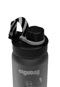 Schwarze Edelstahl-Trinkflasche mit grauem Deckel, silberner Ausgießöffnung und gestreiftem schwarz-weißen Tragegurt. Verfügt über bedruckte Grafiken.