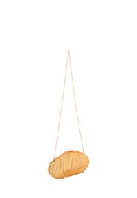 Cylindrisk, tekstureret beige håndtaske med bølgeformet design. Har en kædestrop og lukning med spænde, lavet af glat materiale.