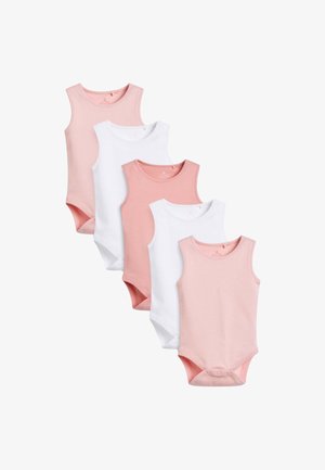 Fem ærmeløse babybodyer skiftevis i blød lyserød og hvid, arrangeret i en diagonalt overlappende række.