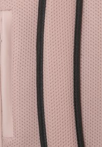 Világos rózsaszín hálós szövet, textúrázott felülettel, két fekete pánttal és egy sima felületű oldalzsebbel.