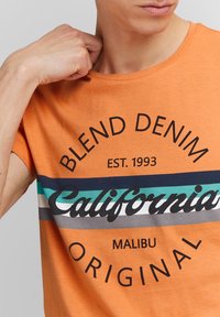 Blend BHADAMUS - Apdrukāts T-krekls - dusty orange