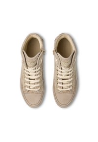 Sneakers alte beige con tomaia in tessuto testurizzato, lacci bianchi e occhielli dorati. Suola in gomma con finitura liscia. Dettaglio della zip laterale.
