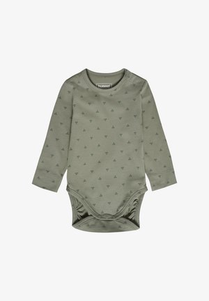 Långärmad babybody i mjuk grön bomull, med ett upprepat mörkgrönt lövmönster och tryckknappar vid axel och nederkant.