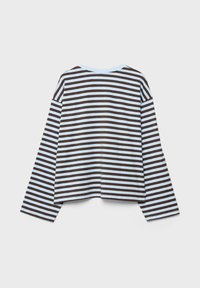 Langærmet skjorte med horisontale brune og lyseblå striber, rund halsudskæring og afslappet pasform, vist bagfra på en hvid baggrund.