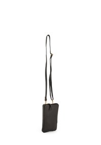 Schwarze Leder-Crossbody-Tasche mit rechteckiger Form, glatter Textur, langem verstellbarem Tragegurt und goldenen Hardware-Akzenten.