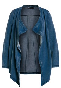 Giacca di jeans in un profondo blu, con apertura frontale, maniche a tre quarti e una vestibilità rilassata con leggeri drappeggi e pieghe sul retro.