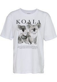 Bílý bavlněný tričko s akvarelovým potiskem dvou koal, textem "KOALA" a popisem šedě pod ilustrací.