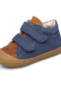 Blauer Leder-Hochschuh mit braunen Wildleder-Akzenten, gesichert mit zwei Klettverschlüssen und ausgestattet mit einer strukturierten Gummisohle für besseren Halt.