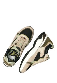 Sneakers med en färgkombination av beige, svart och olivgrön, med mesh- och mockamaterial, en strukturerad sula och gulddetaljer.