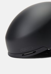 Černá cyklistická helma s hladkým matným povrchem. Má zaoblený tvar, ventilační otvory a logo vyražené na spodní části.