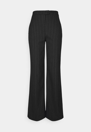 Schwarze Hose mit weitem Bein und weißen vertikalen Nadelstreifen, hoher Bund, vorne mit Knopf- und Reißverschluss, auf hellem, einfarbigem Hintergrund abgebildet.
