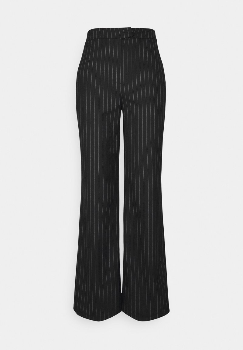 Pantalon noir à jambes larges avec fines rayures verticales blanches, taille haute, fermeture devant par bouton et zip, présenté sur un fond uni clair.