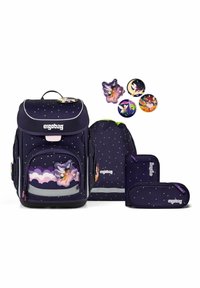 Set de mochila Ergobag en morado oscuro con patrón de estrellas, incluye mochila principal, bolsa con cordón, estuche para lápices y chapas decorativas.