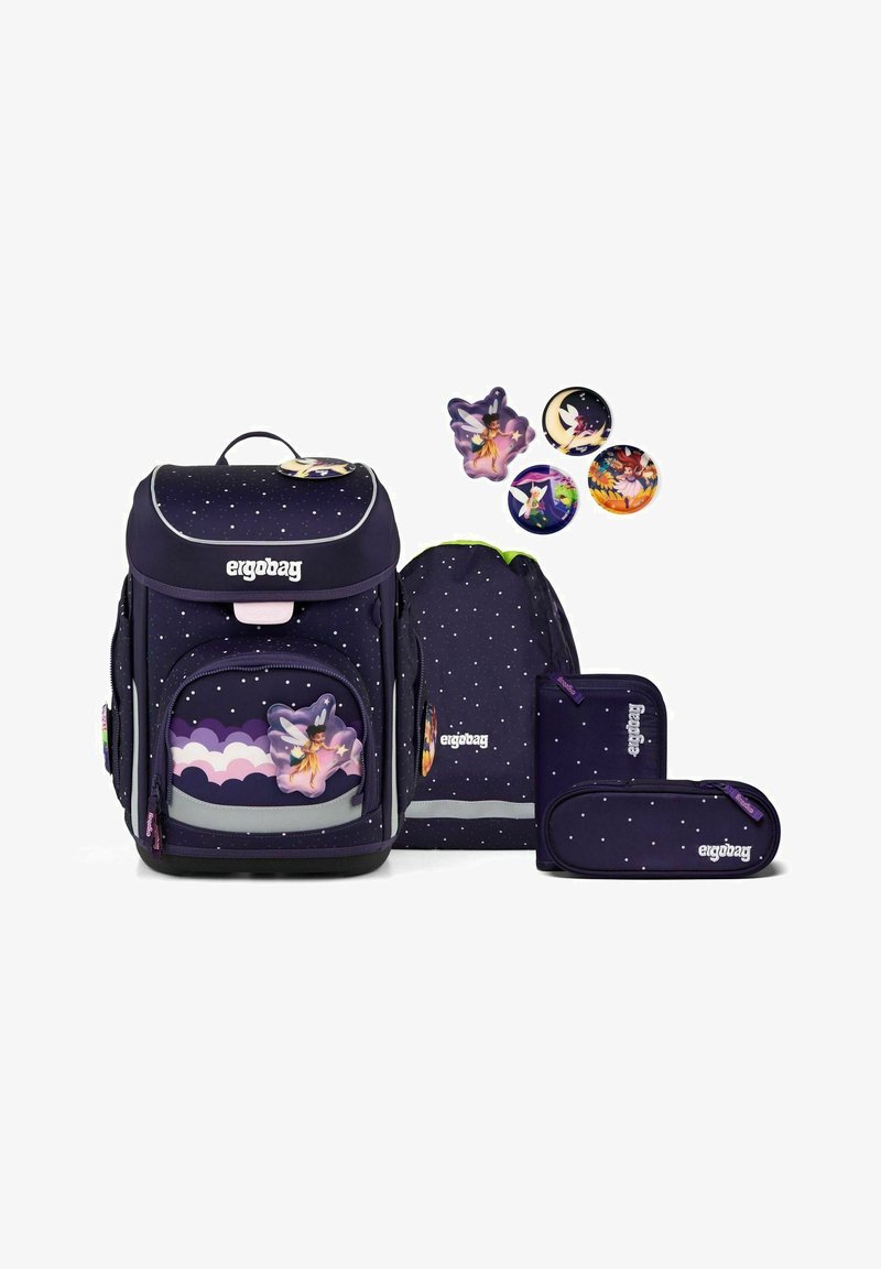 Set de mochila Ergobag en morado oscuro con patrón de estrellas, incluye mochila principal, bolsa con cordón, estuche para lápices y chapas decorativas.