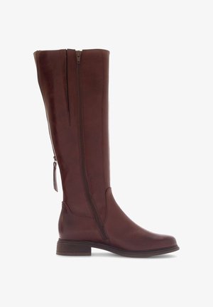 Bota de cuero marrón alta con caña recta, cremallera lateral, tacón bajo apilado y textura suave. Diseño simple con acentos mínimos.