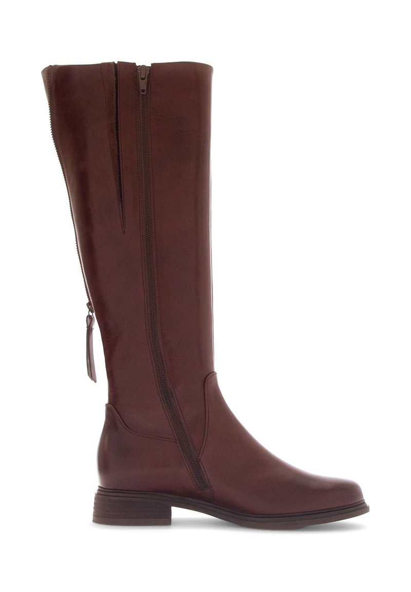 Bota de cuero marrón alta con caña recta, cremallera lateral, tacón bajo apilado y textura suave. Diseño simple con acentos mínimos.