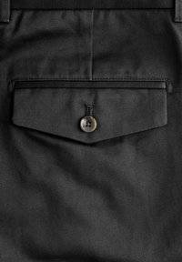 Pantaloni din țes�ătură neagră, cu un buzunar posterior dotat cu un capac triangular și închidere cu nasture rotund, evidențiind o textură netedă și un design pe măsură.