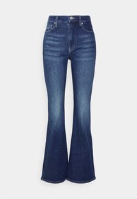 Jeans acampanados de mezclilla azul oscuro con cintura alta, que presentan un ligero desgaste, diseño clásico de cinco bolsillos, botón de metal y cierre de cremallera.