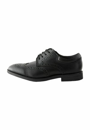 Schwarzer Lederschuh mit glatter Oberfläche, ausgestattet mit Brogue-Verzierungen, runder Spitze und Schnürung. Niedriger, strukturierter Absatz.