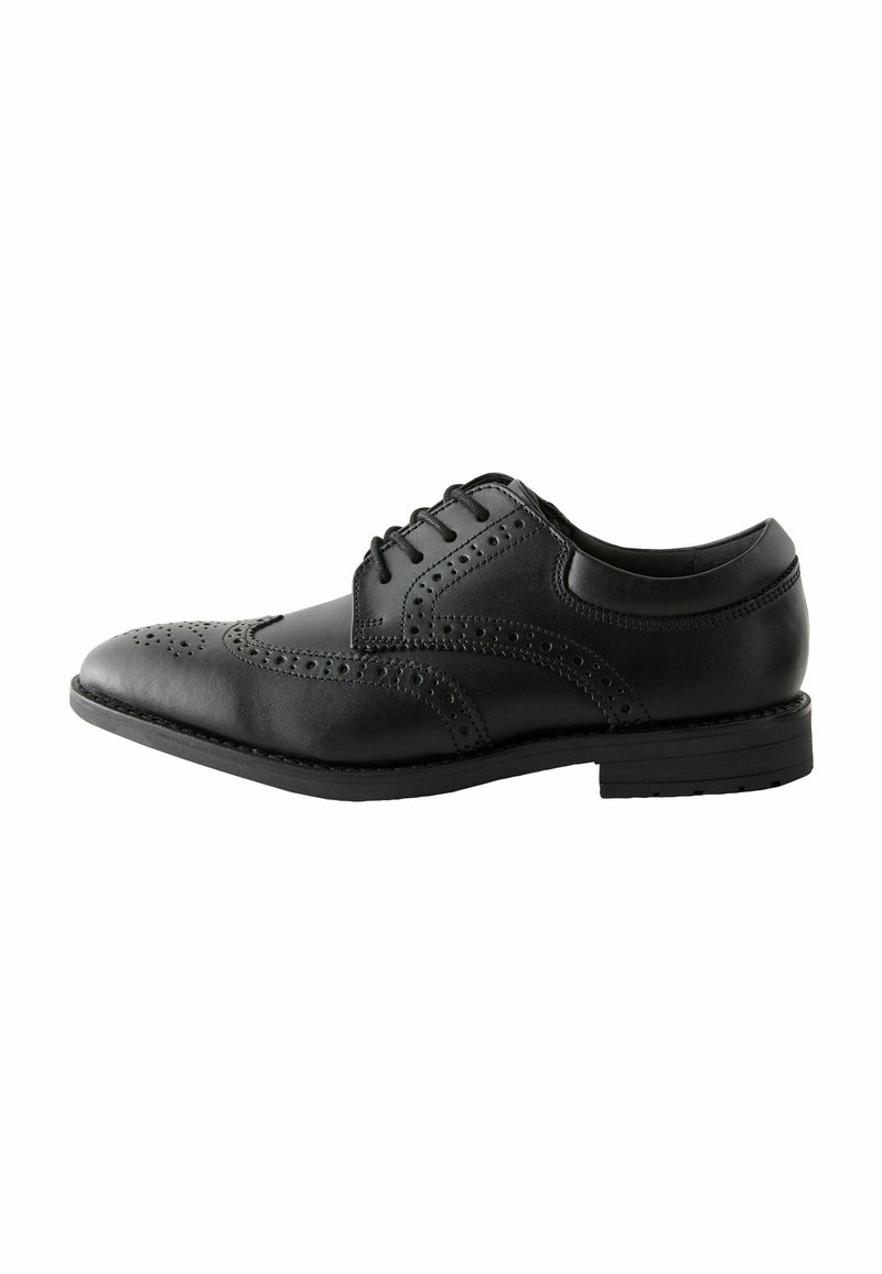 Chaussure de ville en cuir noir avec une finition lisse, dotée de motifs brogue, d'un bout rond et de lacets pour un bon maintien. Semelle basse et texturée.