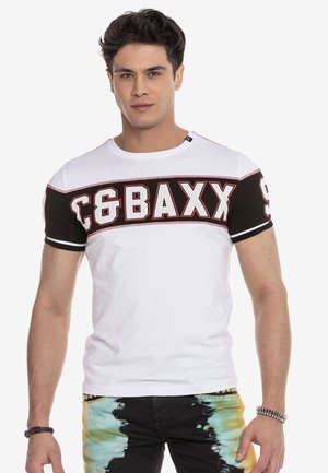 Kurzärmliges T-Shirt in Weiß mit einem schwarzen Abschnitt, der kühne rote und weiße Schriftzüge aufweist, Rundhalsausschnitt und kontrastierende Akzente an den Ärmeln.