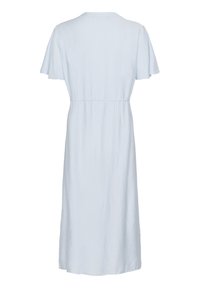Rochie de lungime până la genunchi, de culoare albastru deschis, fabricată dintr-un material moale și plisat. Are mâneci scurte, guler rotund și talie elastică.