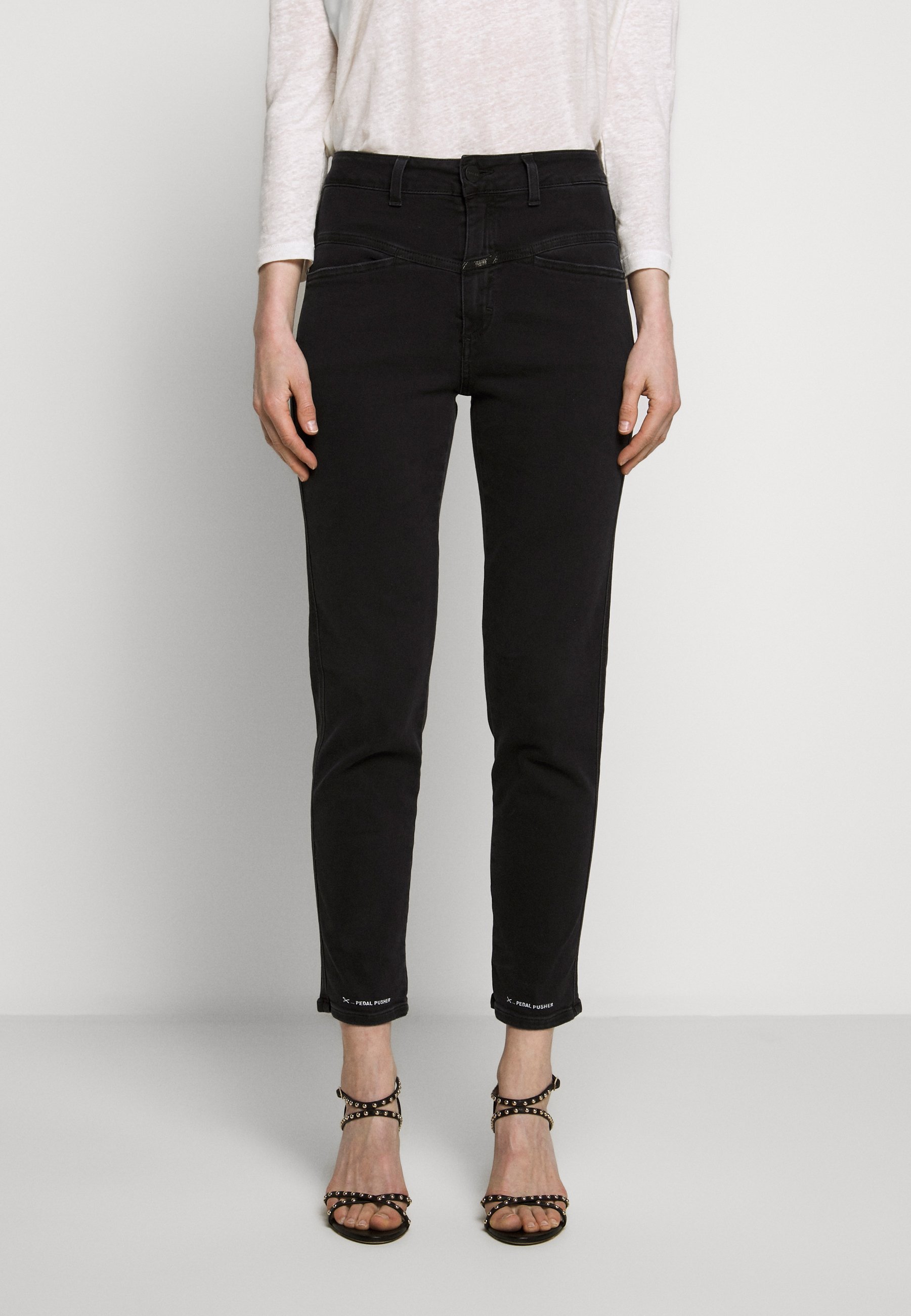 CLOSED PEDAL PUSHER HIGH WAIST CROPPED LENGTH Relaxed fit CLOSED PEDAL QUEEN MID WAIST CROPPED LENGTH Slim fit jeans