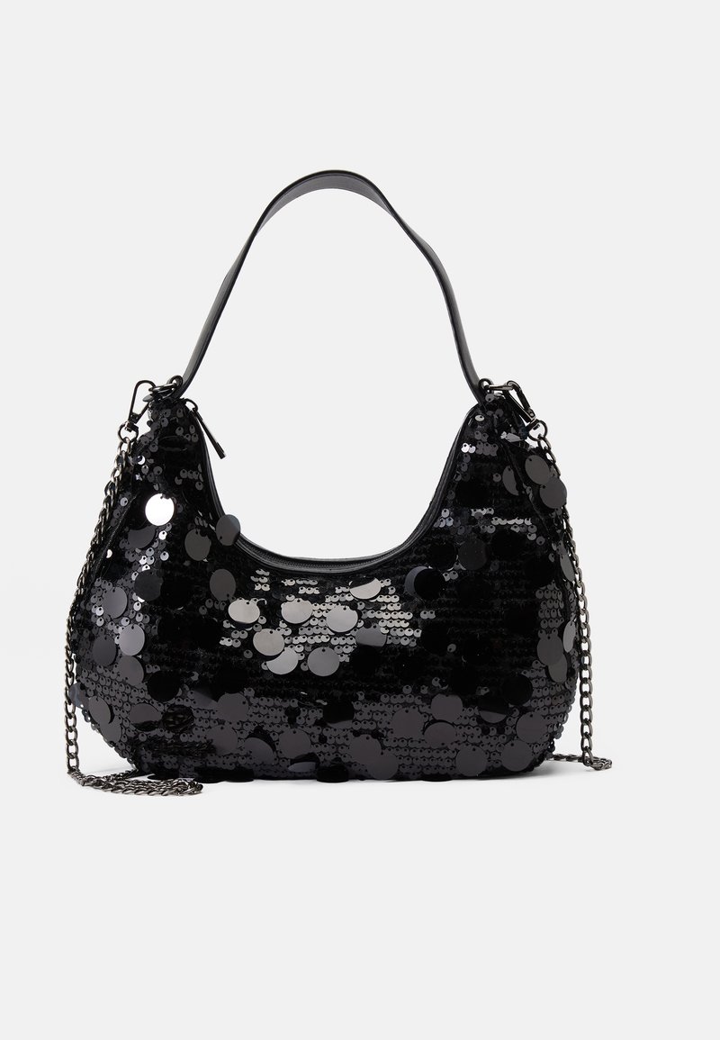 Sac à bandoulière noir à sequins en forme de croissant, avec une poignée courte et une bandoulière chaîne amovible sur un fond uni.