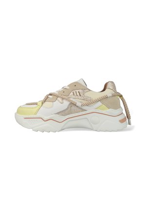 Lomp ogende sneaker met witte, beige, gele en lichtbruine panelen en dikke gestreepte veters gewikkeld rond de schoen op een witte zool.