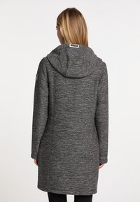 Grå huva kappa med en strukturerad, melerad mönster. Har en rak passform, långa ärmar och en logotyp patch på överarmen.