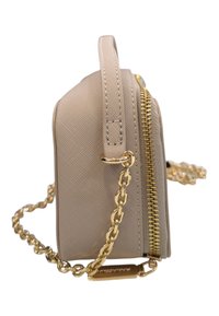 Borsa a mano beige con superficie testurizzata, accessori in oro, tracolla a catena e chiusura con zip. Forma rettangolare compatta, adatta per contenere oggetti piccoli.