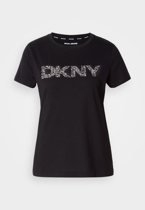 Svart bomull T-shirt med rund hals och korta ärmar, med "DKNY" i silverpynt över framsidan. Slät textur.