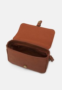 Brun læder rektangulær crossbody taske med klap åbnet, som viser indvendig lynlås lomme og magnetisk snaplukning på fronten.