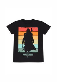 Sort bomulds t-shirt med en silhuet af en figur mod horisontale gradientstriber i orange, blå og teal, med tekst nedenfor.