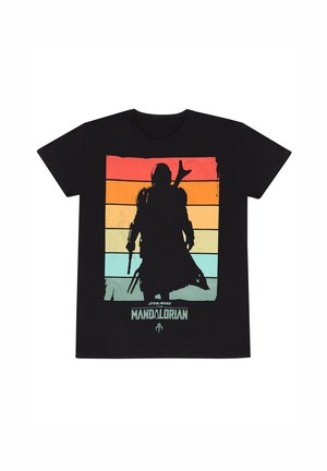 Sort bomulds t-shirt med en silhuet af en figur mod horisontale gradientstriber i orange, blå og teal, med tekst nedenfor.