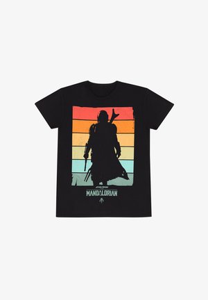 Schwarzes Baumwoll-T-Shirt mit einer Silhouette einer Figur vor horizontalen Farbverlaufstreifen in Orange, Blau und Teal, mit Text darunter.