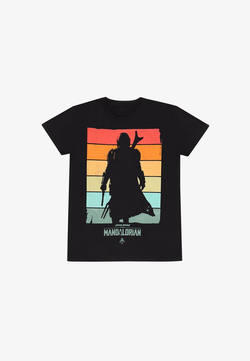 Sort bomulds t-shirt med en silhuet af en figur mod horisontale gradientstriber i orange, blå og teal, med tekst nedenfor.