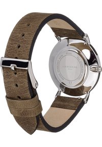 Braune Lederarmbanduhr mit einem Gehäuse aus Edelstahl. Verfügt über eine polierte Metallbuckle und eine glatte Rückseite mit Angaben zur Wasserbeständigkeit.