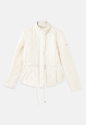 Veste matelassée de couleur crème avec un col haut, une taille réglable à cordon de serrage et un accent logo sur la manche gauche. Texture lisse.