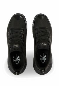 Scarpe da ginnastica nere realizzate in tessuto testurizzato, con una punta in sintetico lucido, lacci tondi e suola in gomma con fori circolari.