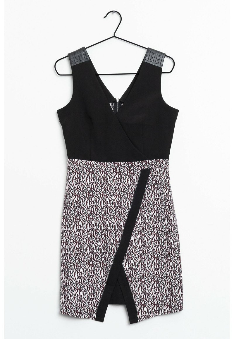 Vestido negro sin mangas con escote en V y detalles texturizados negros en los hombros, que presenta una falda a rayas en blanco y burdeos con una costura diagonal.