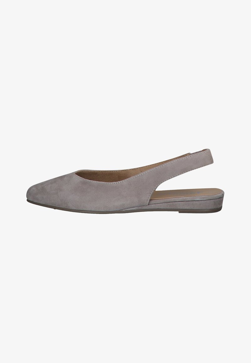 Chaussure slingback en suede grise avec un bout pointu, un petit talon et un détail découpé sur le côté, dotée d'une doublure intérieure lisse.