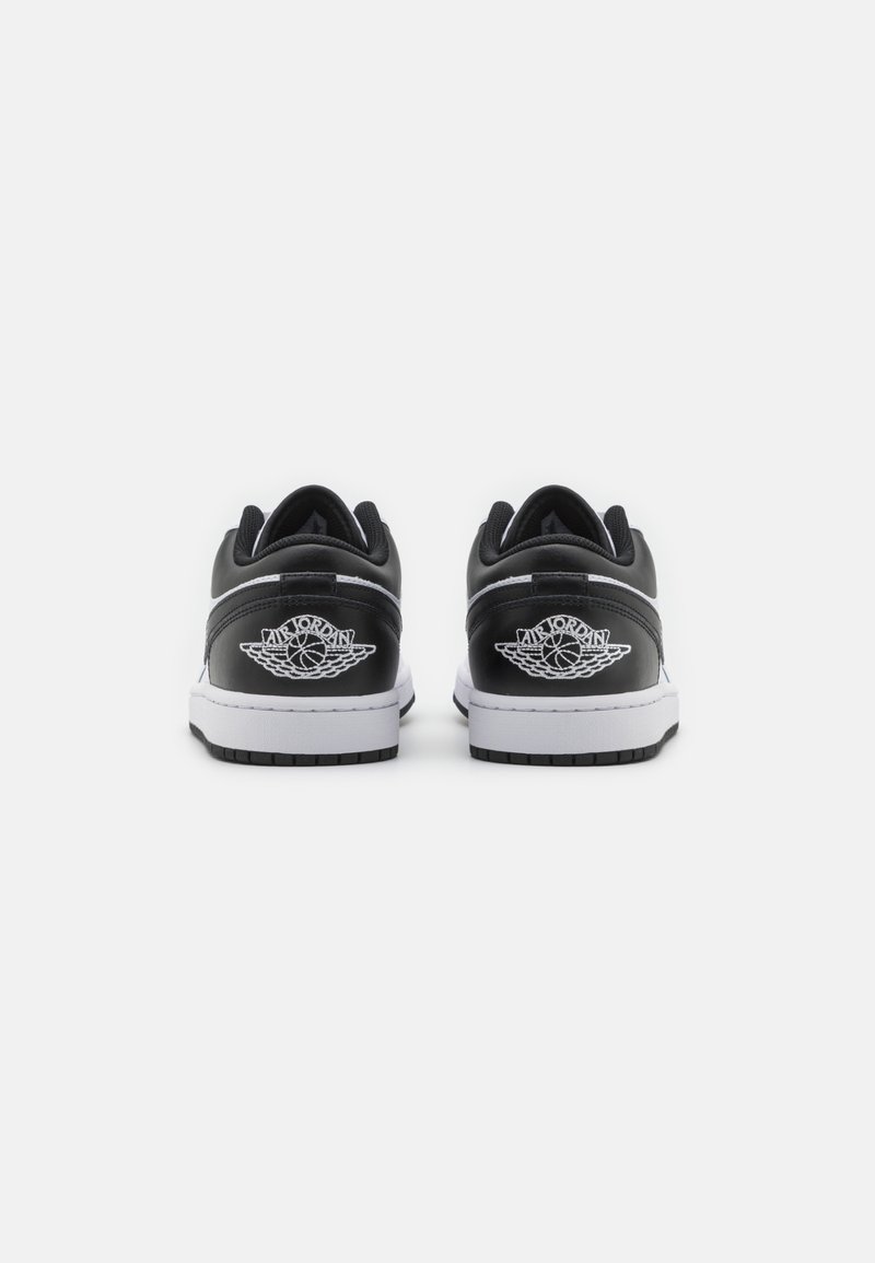 Schwarze Leder-Sneakers mit weißer Gummisohle, mit geprägt "Air Jordan"-Logo an den Fersen und kontrastierenden Nähdetails. Rückansicht.